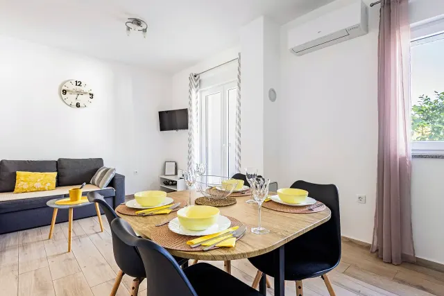 BookNoFees: Appartement lumineux au rez-de-chaussée avec balcon et vue sur le jardin – Fazana- Valbandon