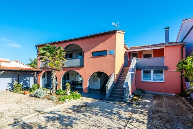 BookNoFees: Appartement dans un jardin paisible avec balcon couvert – Vir