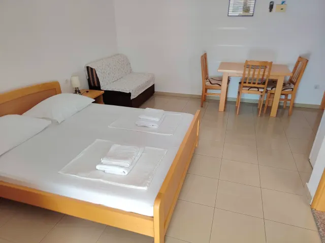 BookNoFees: Studio paisible avec balcon et vue sur la mer – Omiš