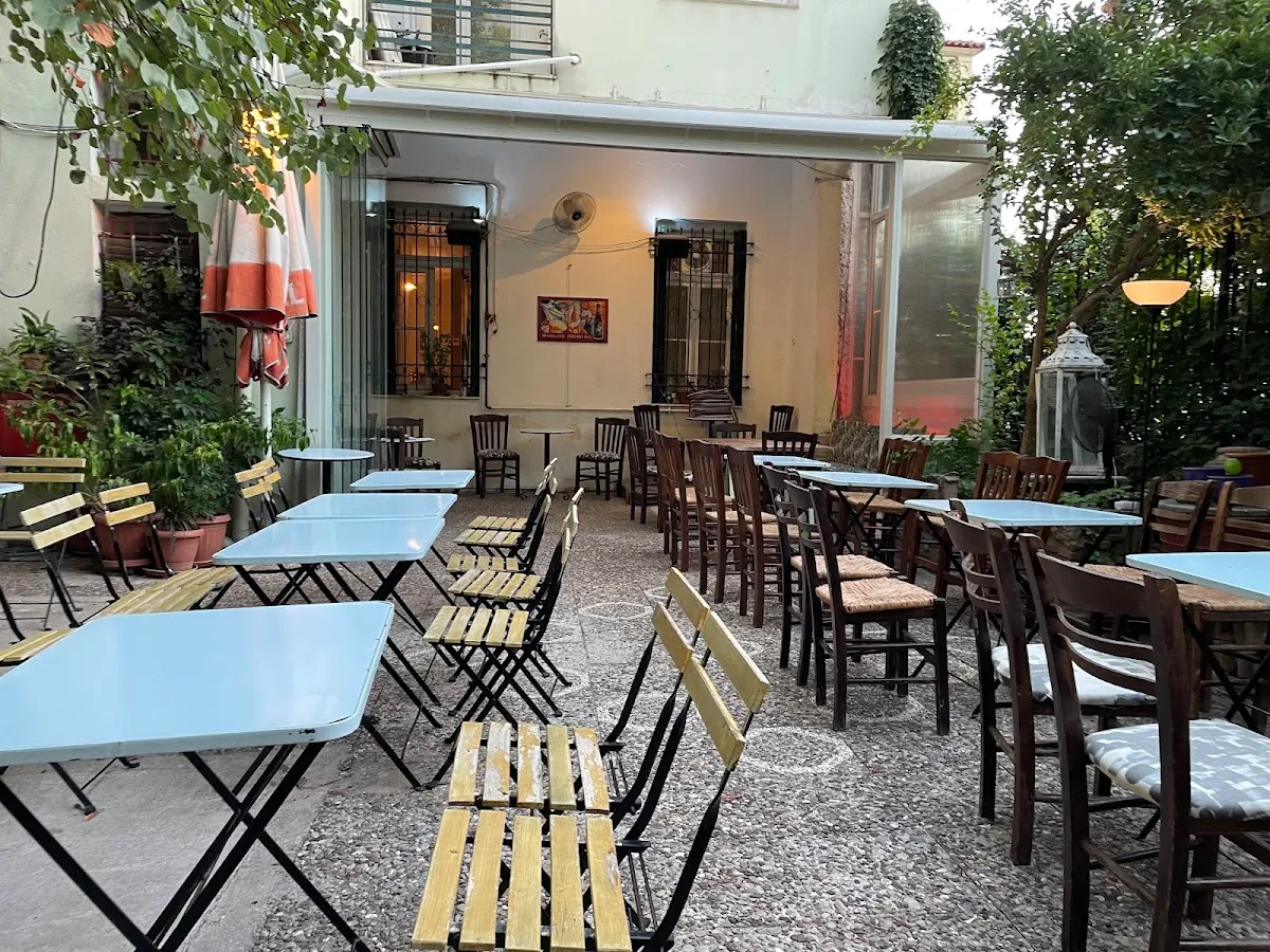 BookNoFees : Restaurant – BeeRaki – Athens – Casier à bière, photo n° 1