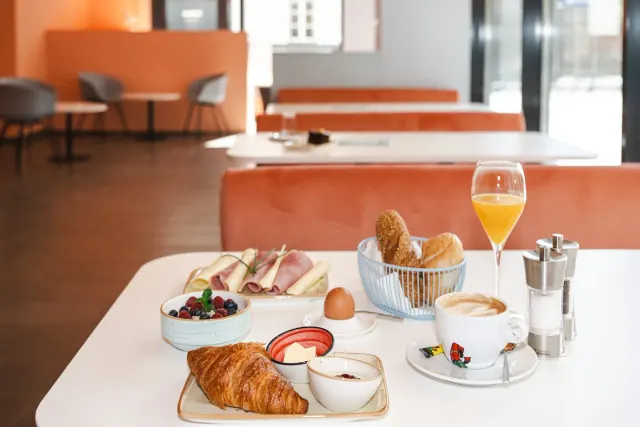 BookNoFees : Café – Kuchenamt – Vienna – Service des gâteaux, photo n° 3