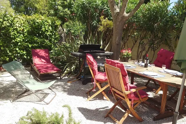 BookNoFees: Appartement de vacances au calme avec jardin clôturé – Sanary