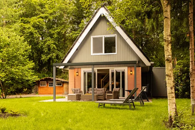 BookNoFees: Maison isolée en pleine forêt avec jardin clôturé et aire de jeux – Norg