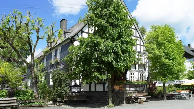 BookNoFees : Restaurant – Gasthof und Pension zu den Linden – Kirchhundem – Auberge et pension « Zu den Linden », photo n° 2