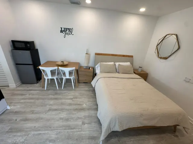 BookNoFees : location de vacances à Cutler Bay, États-Unis – Studio avec chambre à coucher équipée d'un lit double, d'une table à manger et d'un mini-réfrigérateur