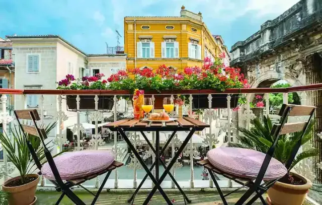 BookNoFees: Porta Aurea ! Balcon romantique offrant une vue magnifique – Pula