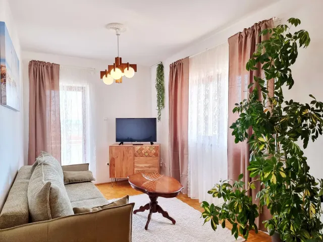 BookNoFees: Appartement calme avec balcon et piscine commune – Okrug Gornji