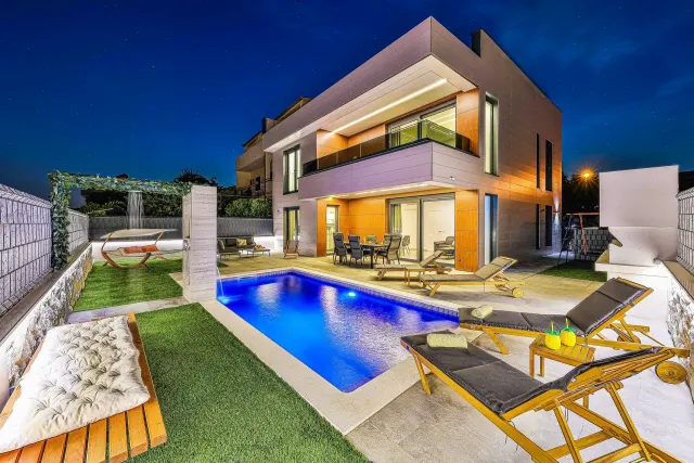 BookNoFees: Villa moderne avec piscine et grande terrasse – Kastel Stafilic