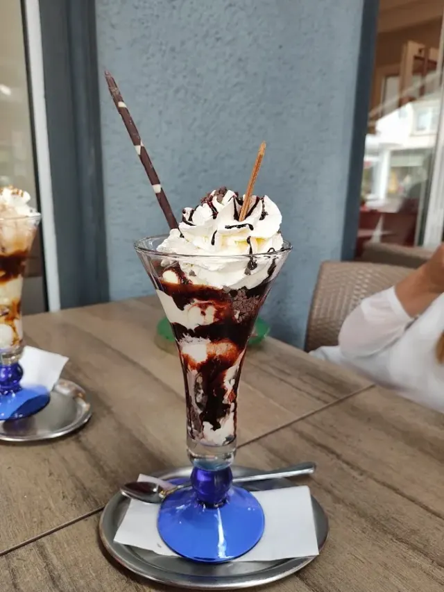BookNoFees : Restaurant – Eiscafé mit Herz – Meinerzhagen – Un glacier qui a du cœur, photo n° 2