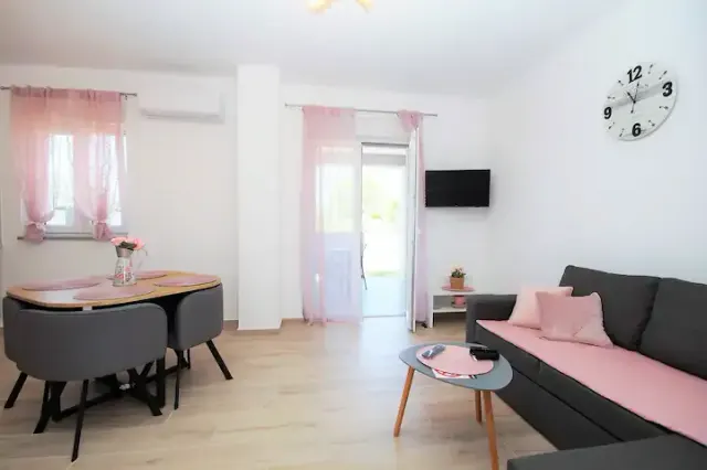 BookNoFees: Manu B - Appartement au rez-de-chaussée avec place de parking et proche de la plage – Fažana