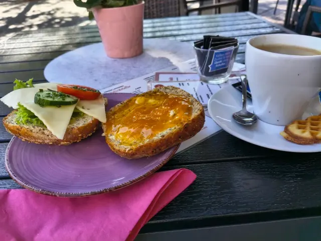 BookNoFees : Restaurant – Pama's Cafe – Kamen – Le Café de Pam, photo n° 2