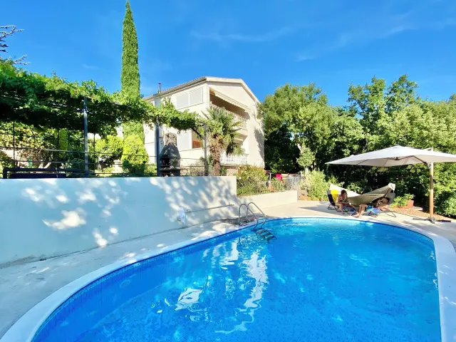BookNoFees: Villa Theresa en Croatie, location de vacances avec piscine, jacuzzi, sauna et cuisine de jardin – Donji Zagon