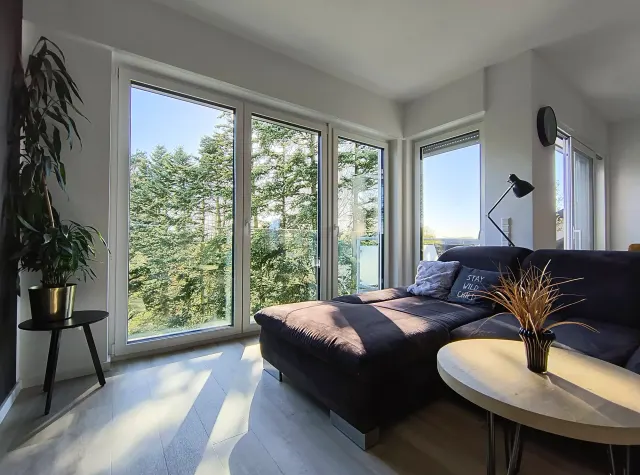BookNoFees: Appartement élégant avec balcon et vue sur une cour verdoyante – Hamm