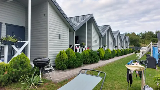BookNoFees: Une petite maison en bois paisible avec un sauna et une terrasse – Jarosławiec