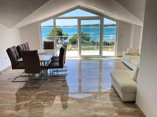 BookNoFees: Un étage de cette villa de luxe en bord de mer, avec des transats mis gratuitement à disposition sous les pins, sur la parcelle de plage privée – Medulin