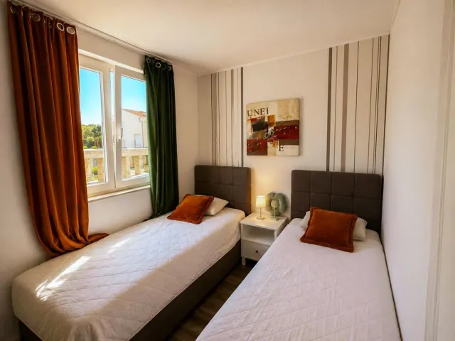 BookNoFees: Appartement paisible en bord de mer avec balcon et vue sur la marina – Petrcane