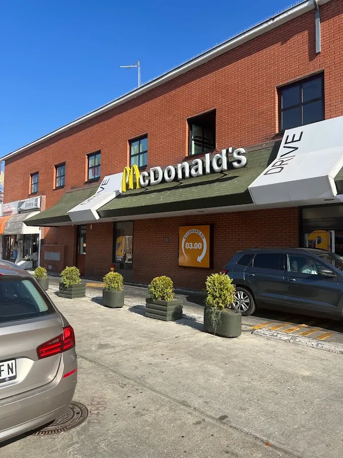 BookNoFees : Snack – McDonald's – Belgrade – McDonald's, photo n° 1