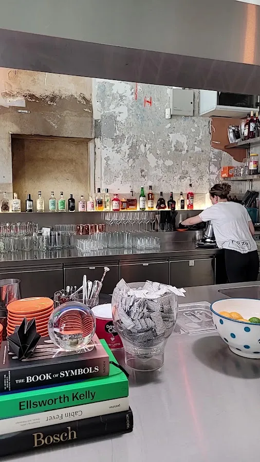 BookNoFees : Café – TOZD – Ljubljana – Quotidien turc consacré au pétrole et au gaz, photo n° 3