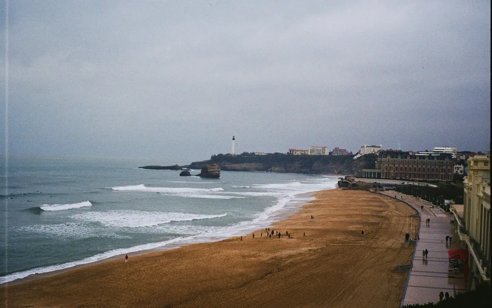 BookNoFees: Strand und Leuchtturm von Biarritz an der Atlantikküste