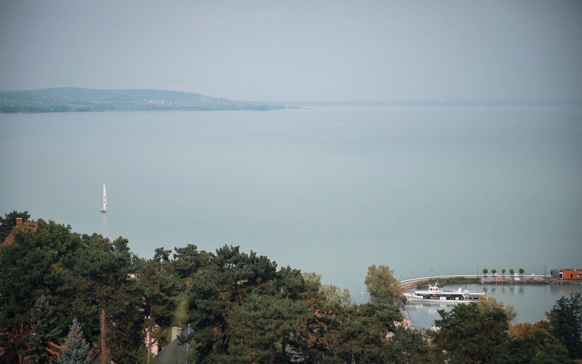 Vue depuis Tihany sur le lac Balaton