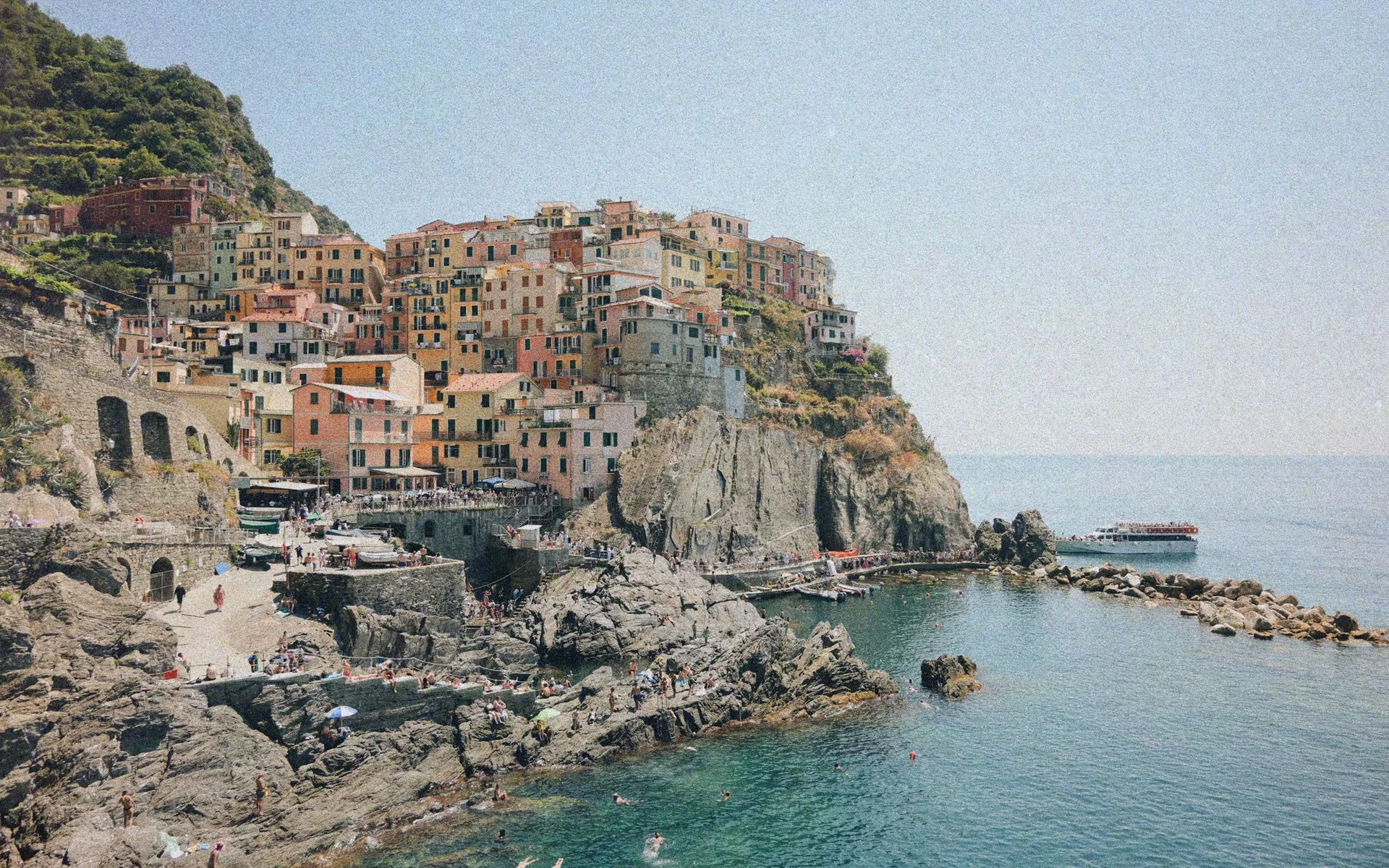 Bunte Häuser über der Küste in Manarola, Cinque Terre