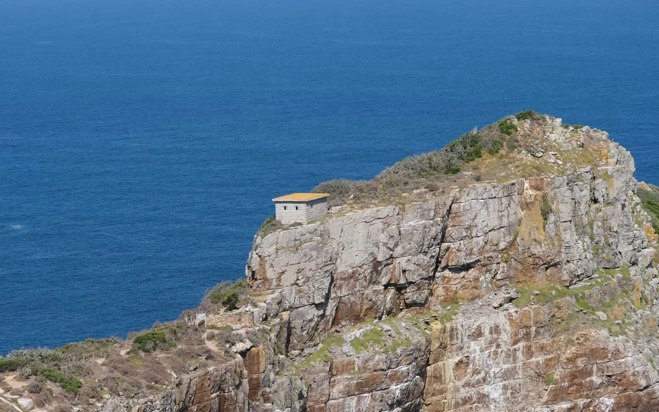 Klippen und Meer an der Kaphalbinsel in Südafrika