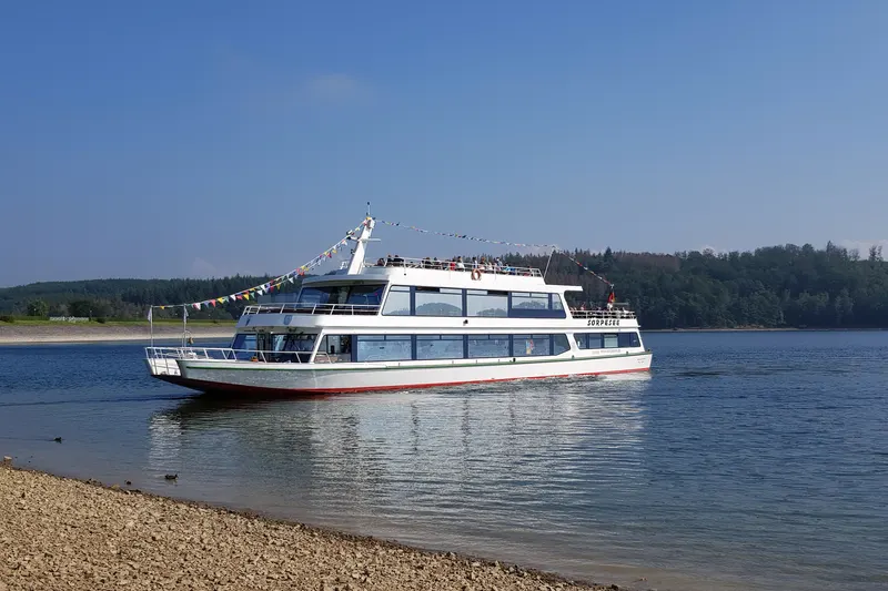 Le bateau de passagers MS Sorpesee sur le lac près de Sundern, avec la forêt sur la rive opposée
