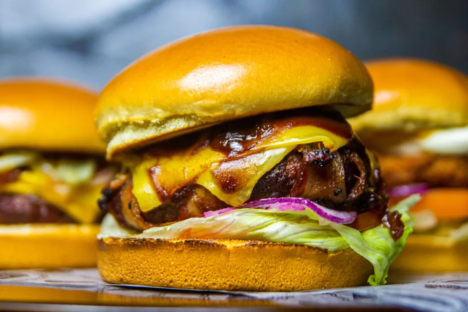 Photo d’illustration : Cheeseburger à la laitue et à la tomate