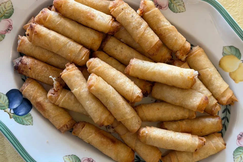 Photo d’illustration : Rouleaux de printemps dorés et frits sur une assiette à motifs