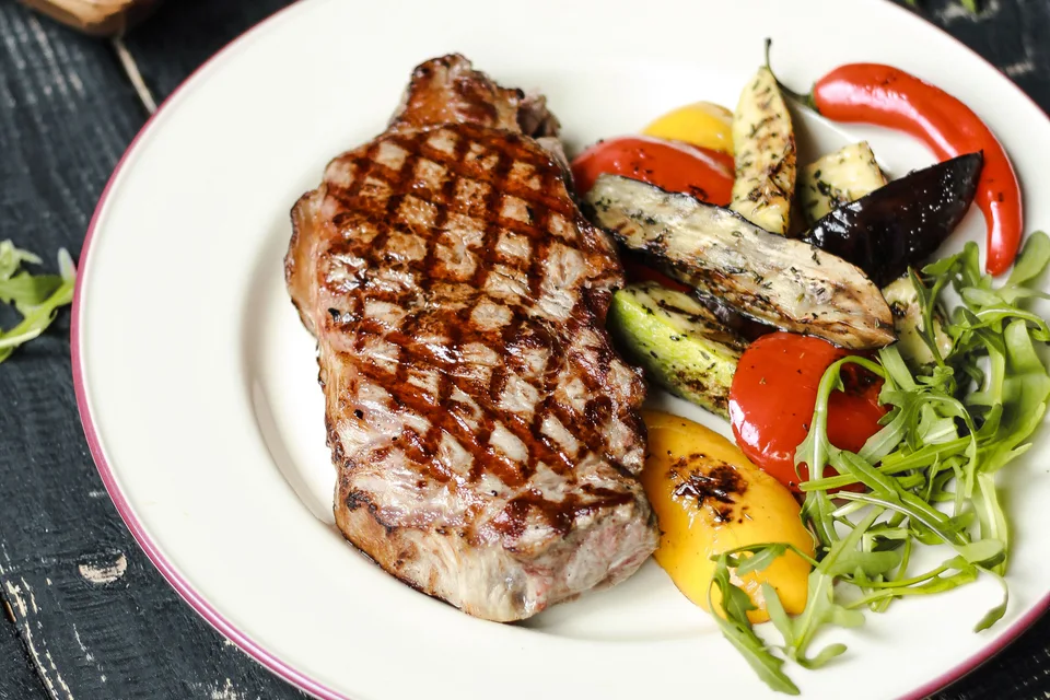 Photo d’illustration : Steak grillé accompagné de légumes