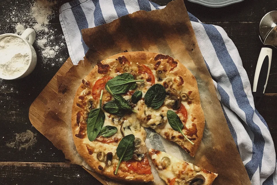 BookNoFees: Beispielfoto: Pizza mit Pilzen und Spinat
