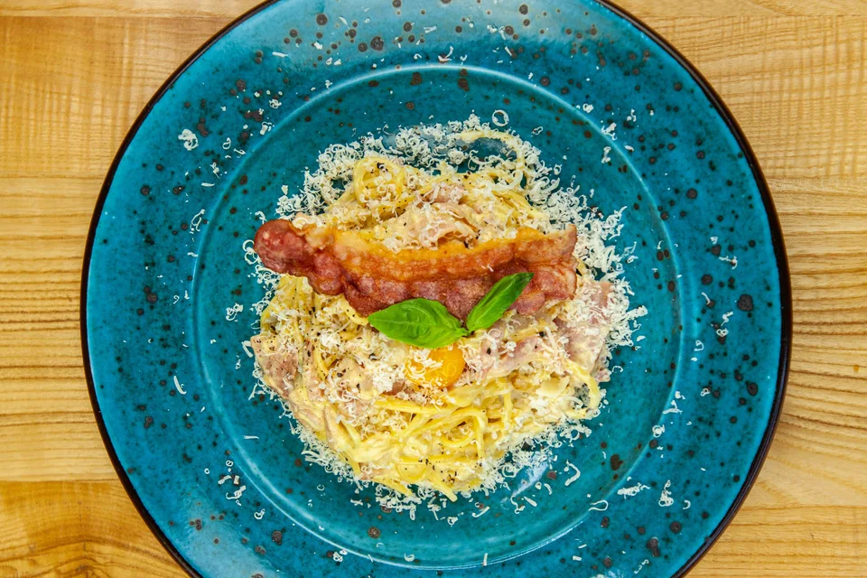 Photo d’illustration : Spaghetti carbonara dans une assiette bleue