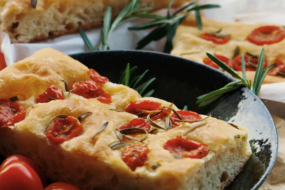 Photo d’illustration : Focaccia garnie de tomates et de romarin