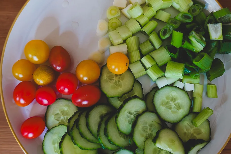 Photo d’illustration : Salade de légumes avec concombre, tomates et oignons nouveaux